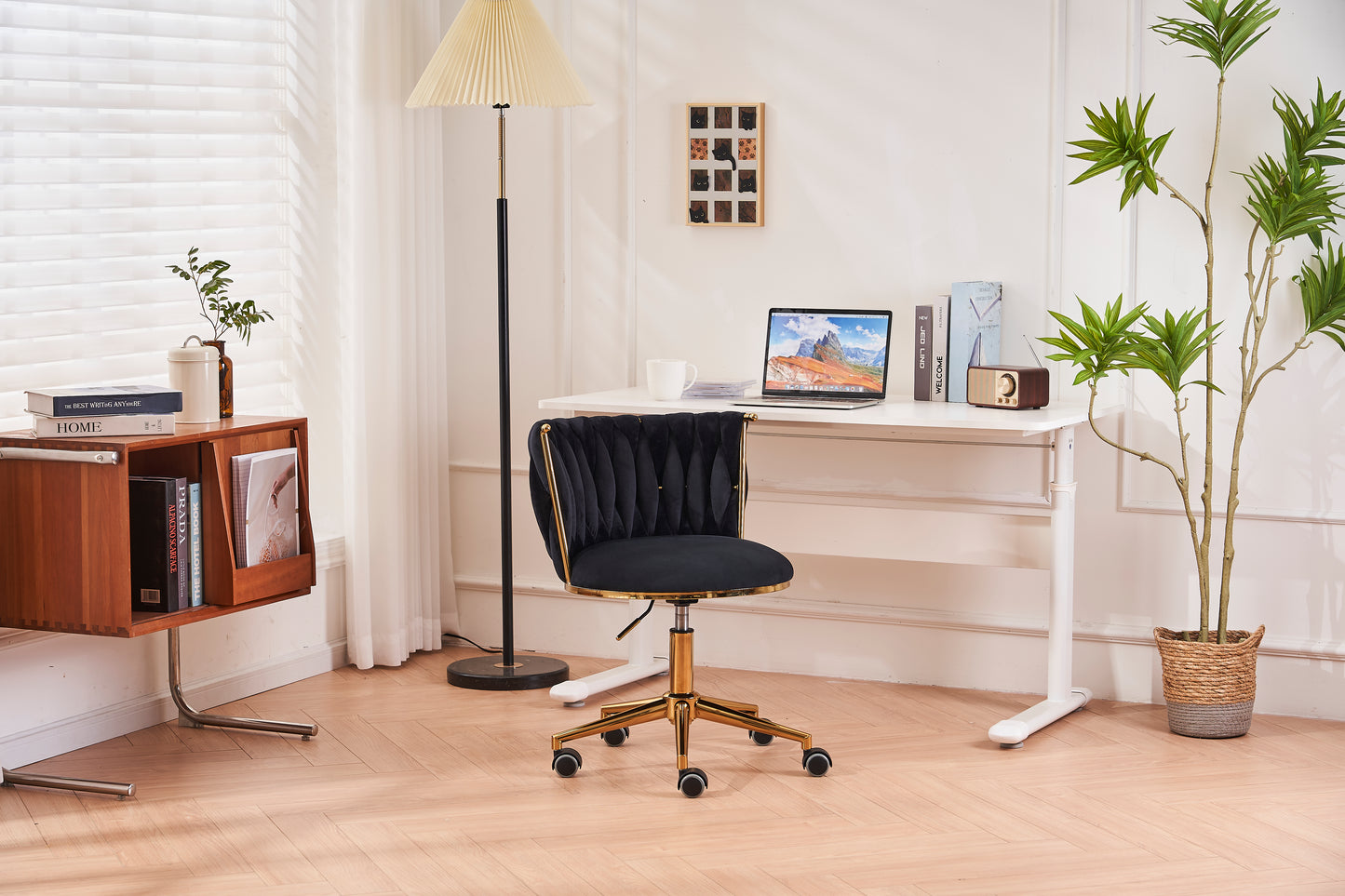 Office desks and chairs, with adjustable wheels and cushioned office desks and chairs that conform to ergonomics (black)