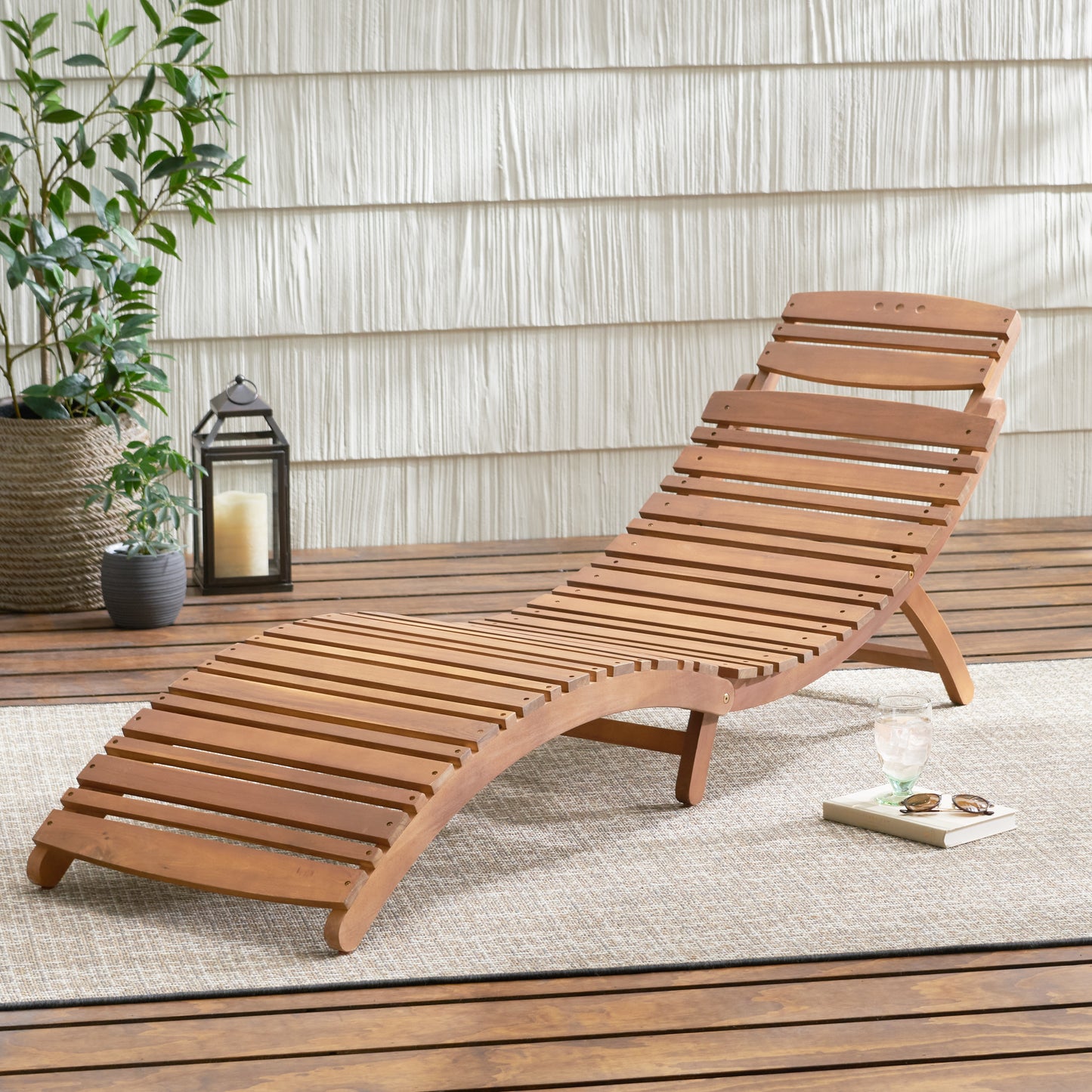 Chaise longue plegable de madera Lahaina, perfecta para relajarse al aire libre