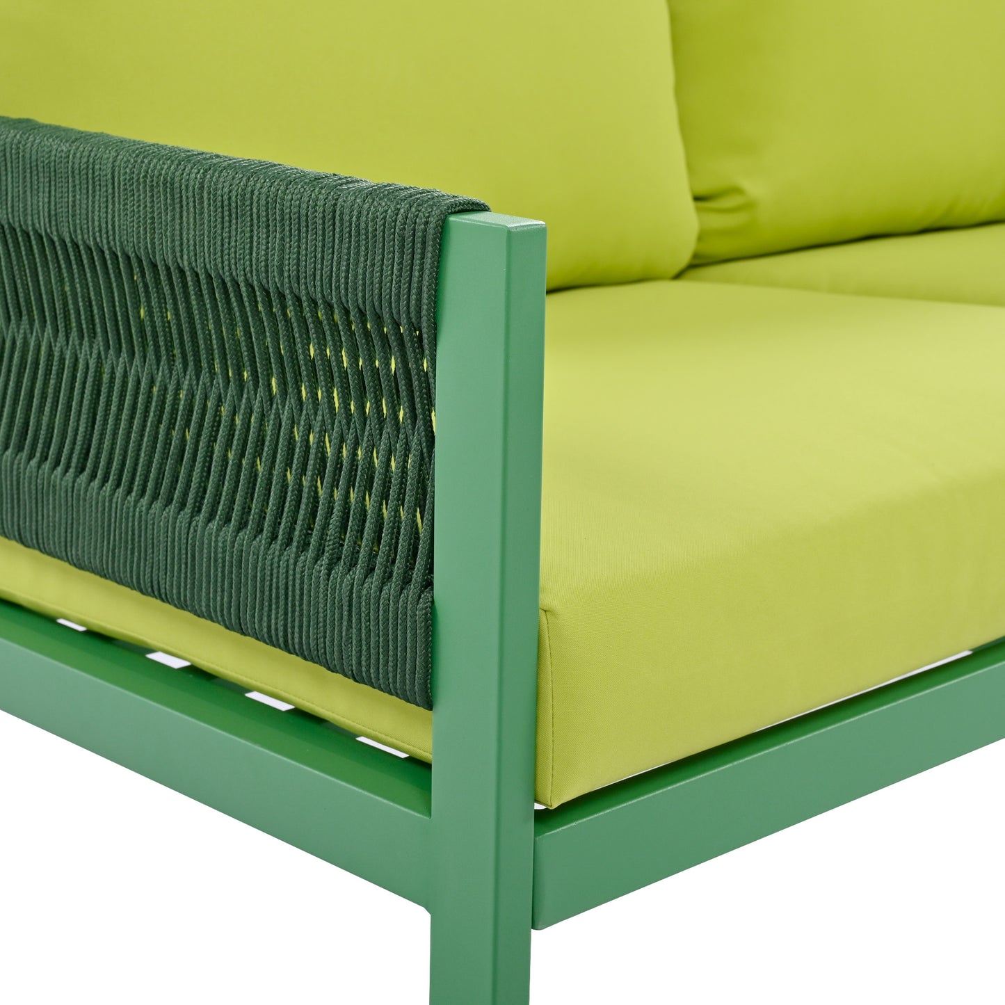 Muebles de exterior con mesa de vidrio templado, asientos profundos con cojines gruesos en amarillo fluorescente y verde