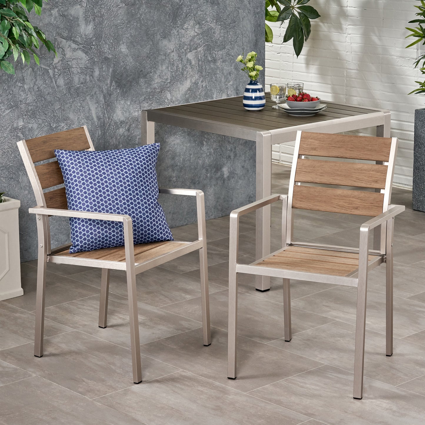 Silla de comedor moderna de aluminio para exteriores con asiento de madera sintética, juego de 2 en color natural y plateado