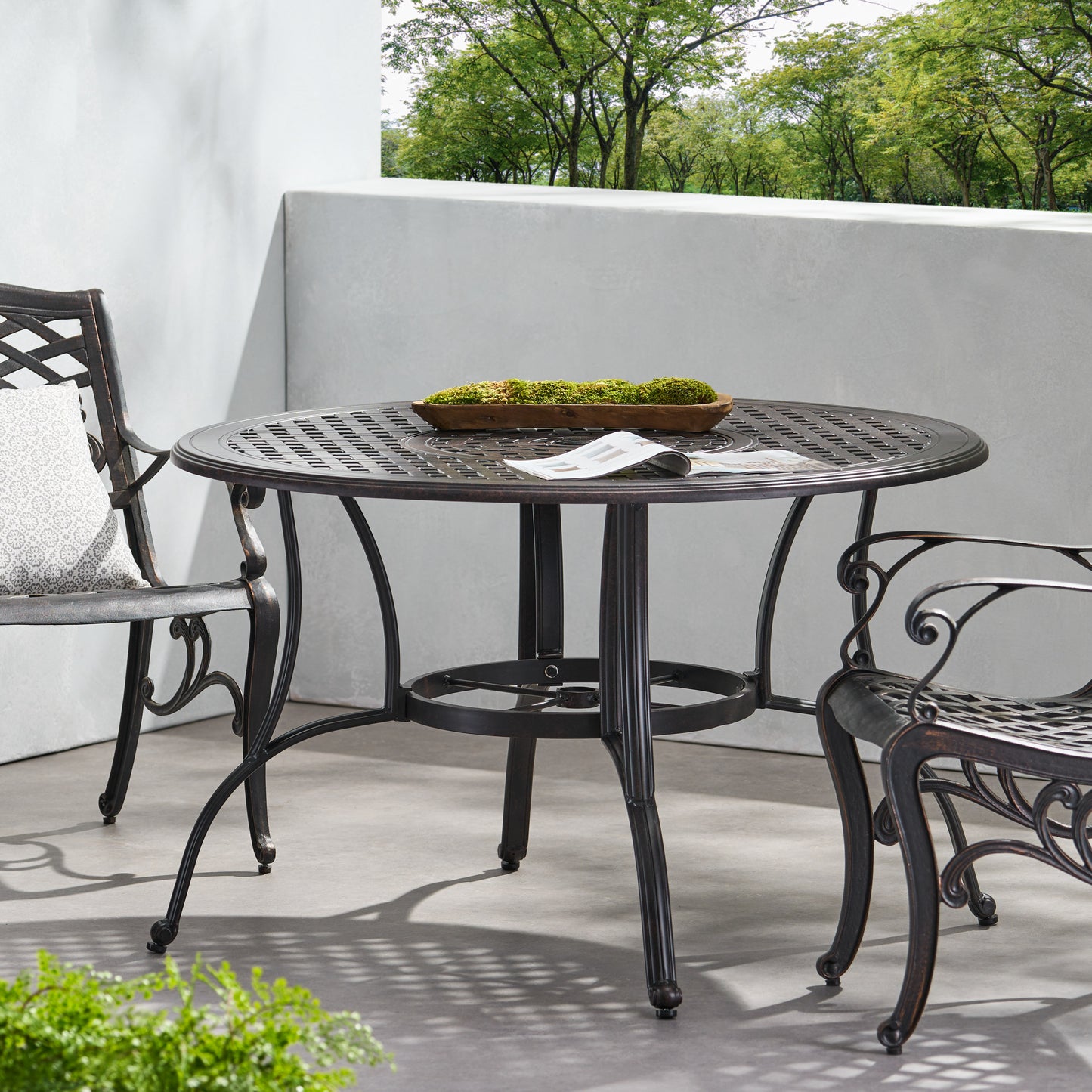 Mesa de comedor circular de aluminio fundido para exteriores, acabado en bronce para cenas elegantes al aire libre