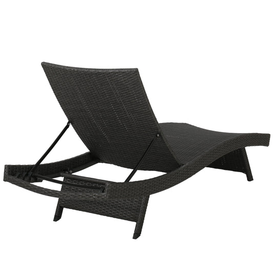 Chaise longue de mimbre PE de Salem, perfecta para relajarse y descansar al aire libre