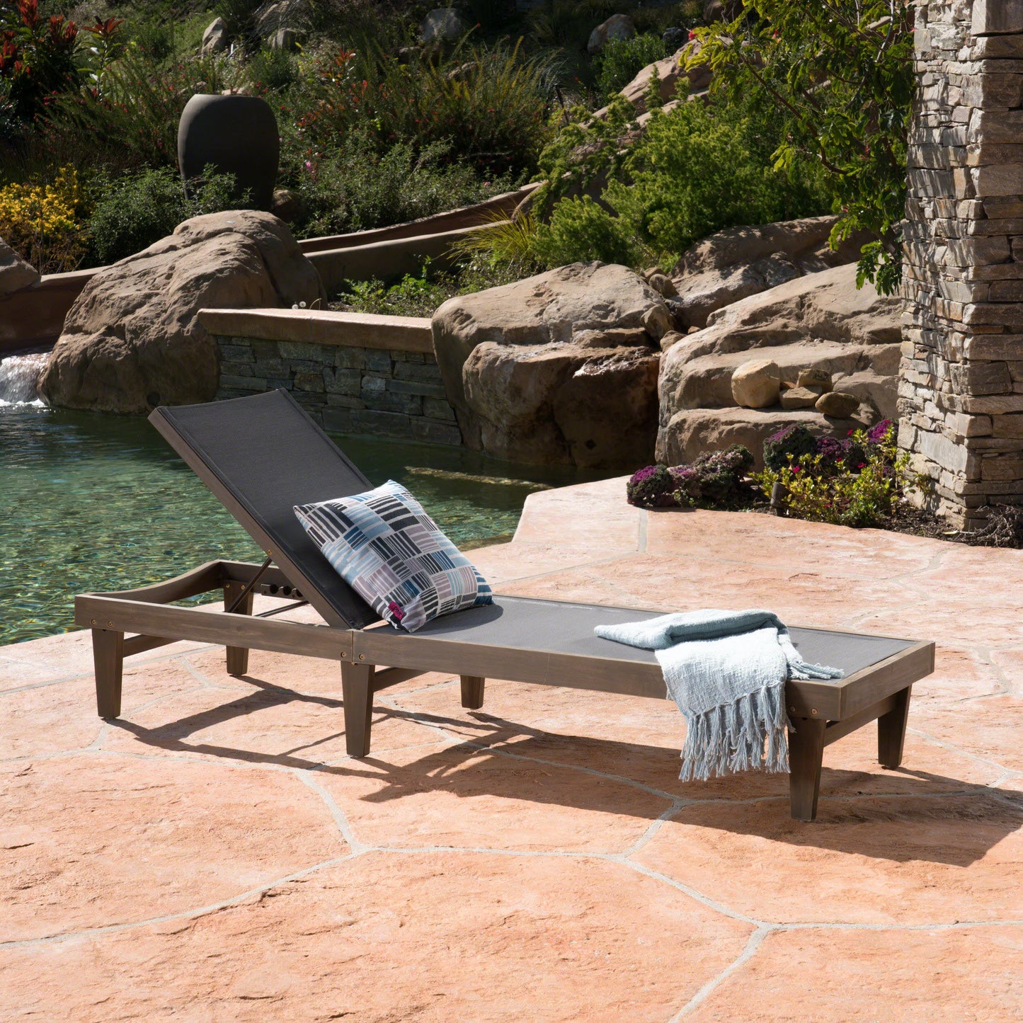 Chaise longue Summerland en malla gris oscuro, cómoda y elegante para uso en interiores y exteriores